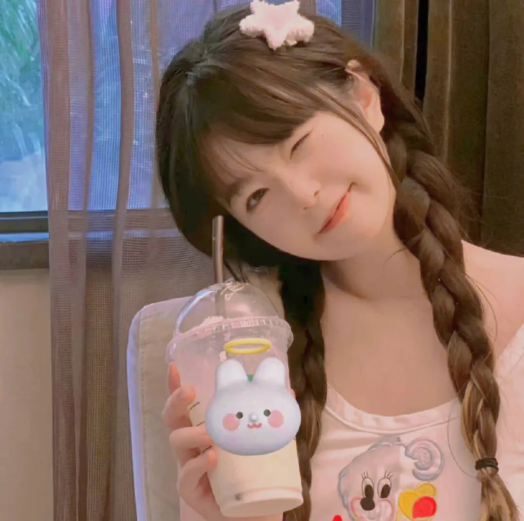 穿成白月光后被大佬宠上天